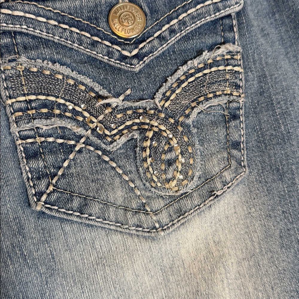 Wallflower Embroidered Back‎ Flap Pockets Faded Blue Cropped Jeans Raw Hem S 13